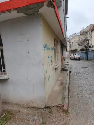 TURGUTLU YEDİEYLÜL'DE FIRSAT! KÖŞE KONUMDA, ZEMİN KAT 2+1 - Konut | Zero Emlak - Fotoğraf 6 Arka Plan